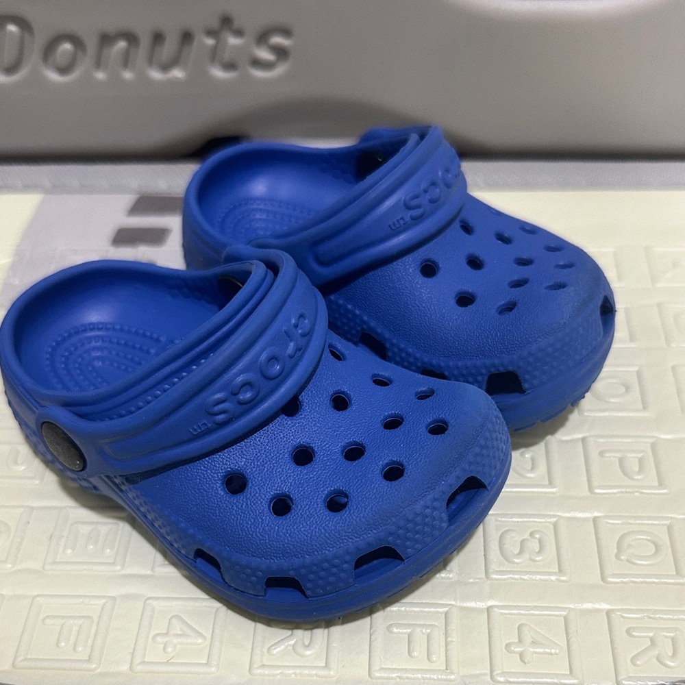 CROCS Kids Classic Clogs in Bright Blue